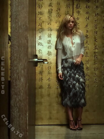 Suki Waterhouse nude photo 16