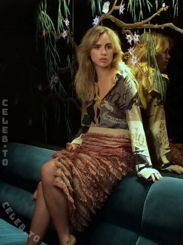 Suki Waterhouse nude photo 14