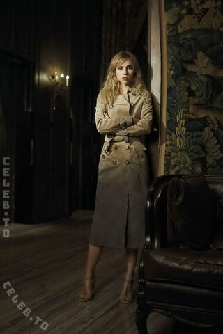 Suki Waterhouse nude photo 13