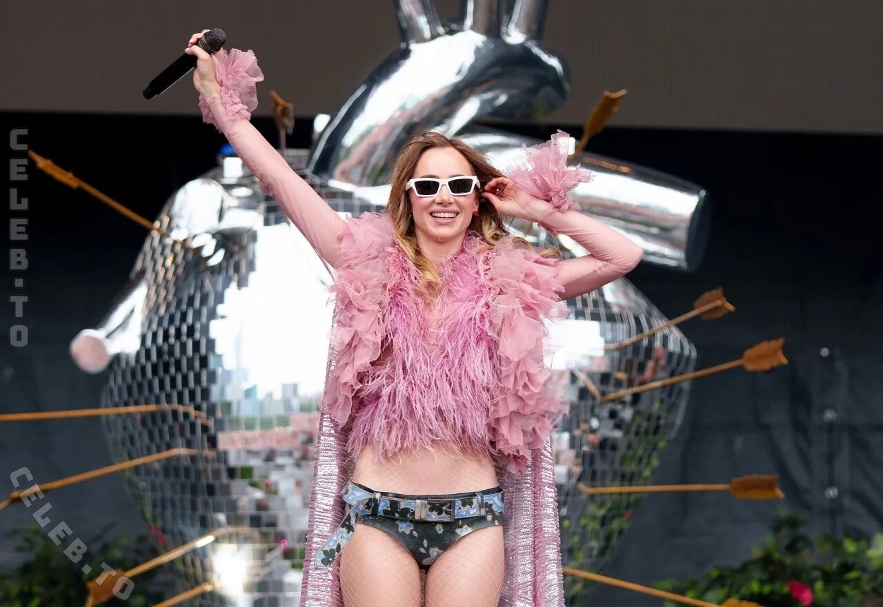 Suki Waterhouse nude photo 11