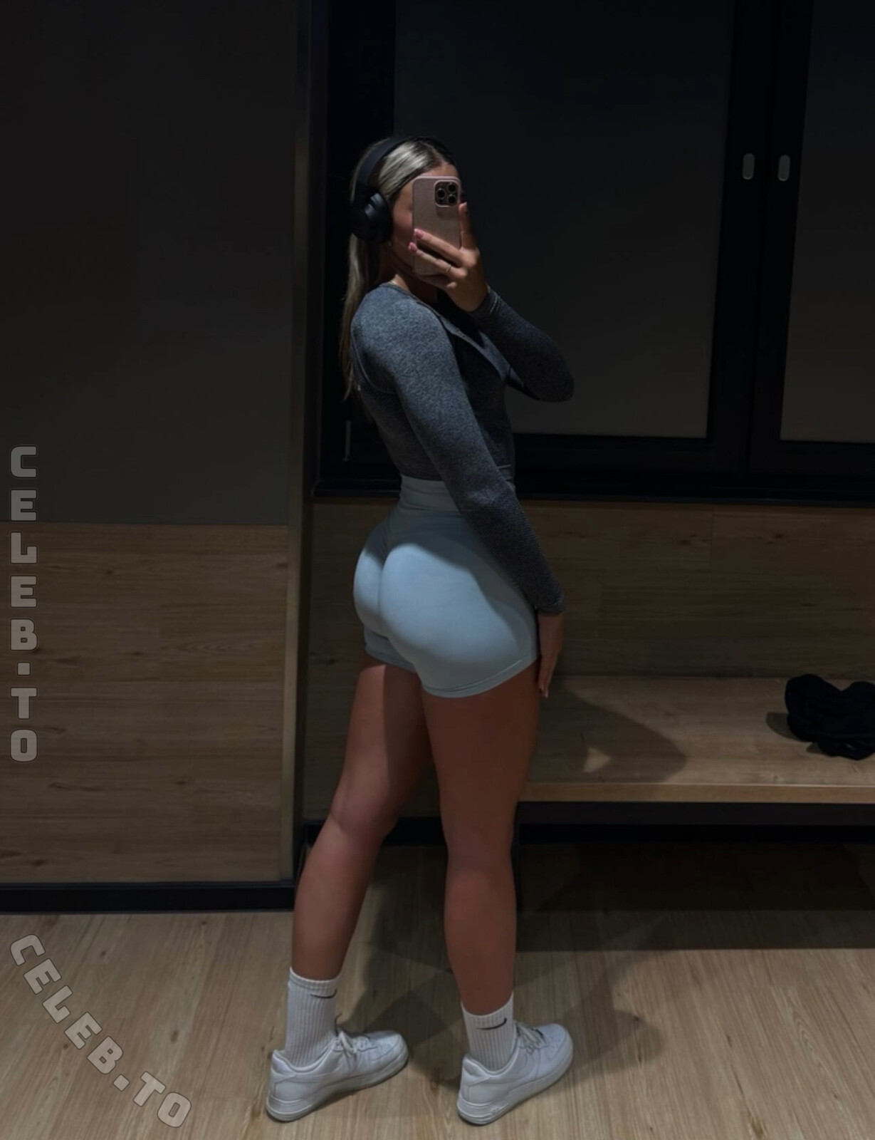 Susikozik nude photo 2