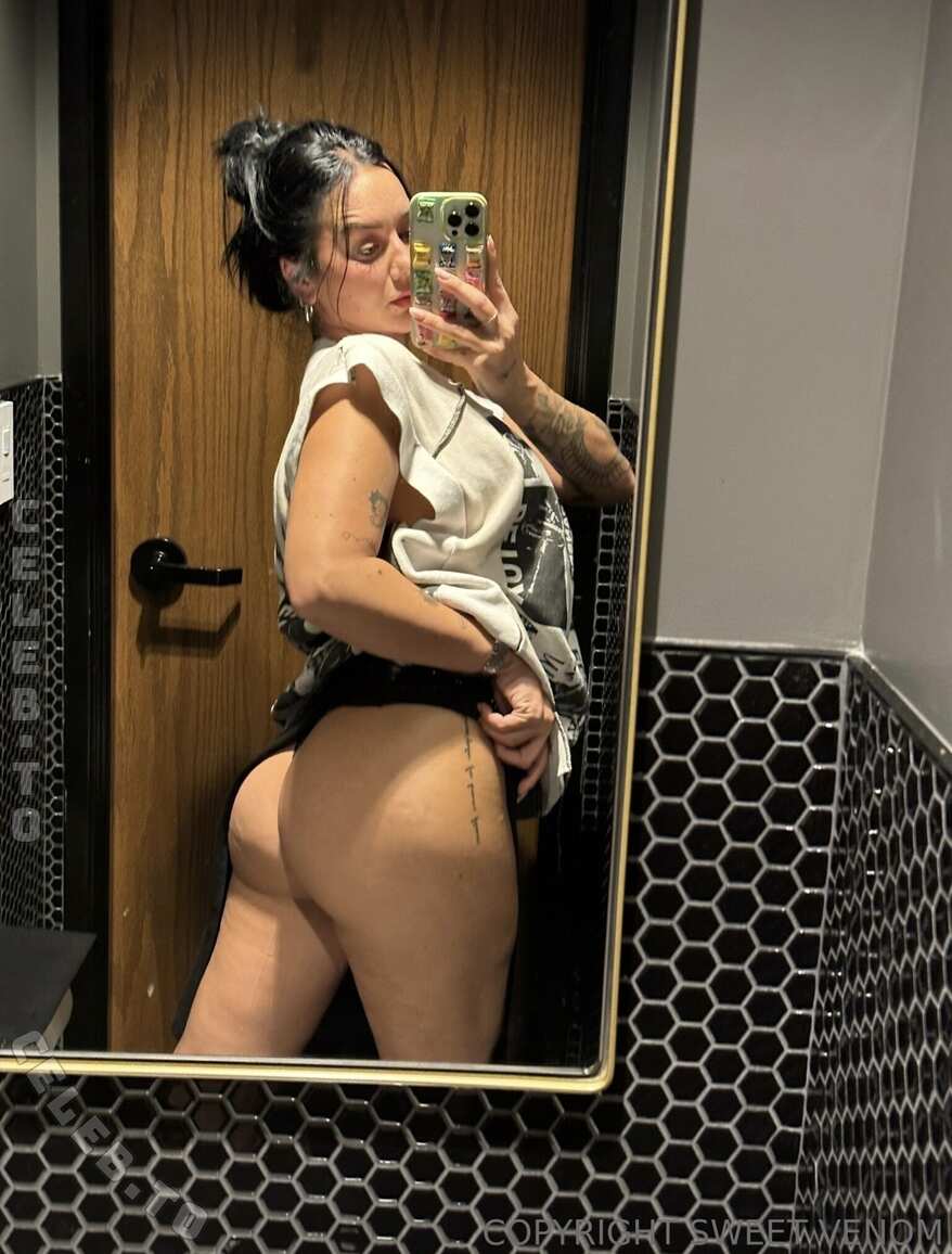 Sweetvenom nude photo 5