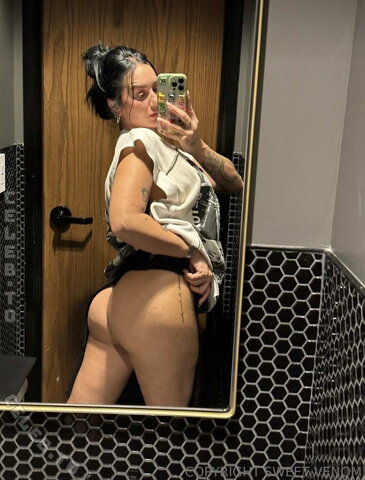 Sweetvenom nude photo 7