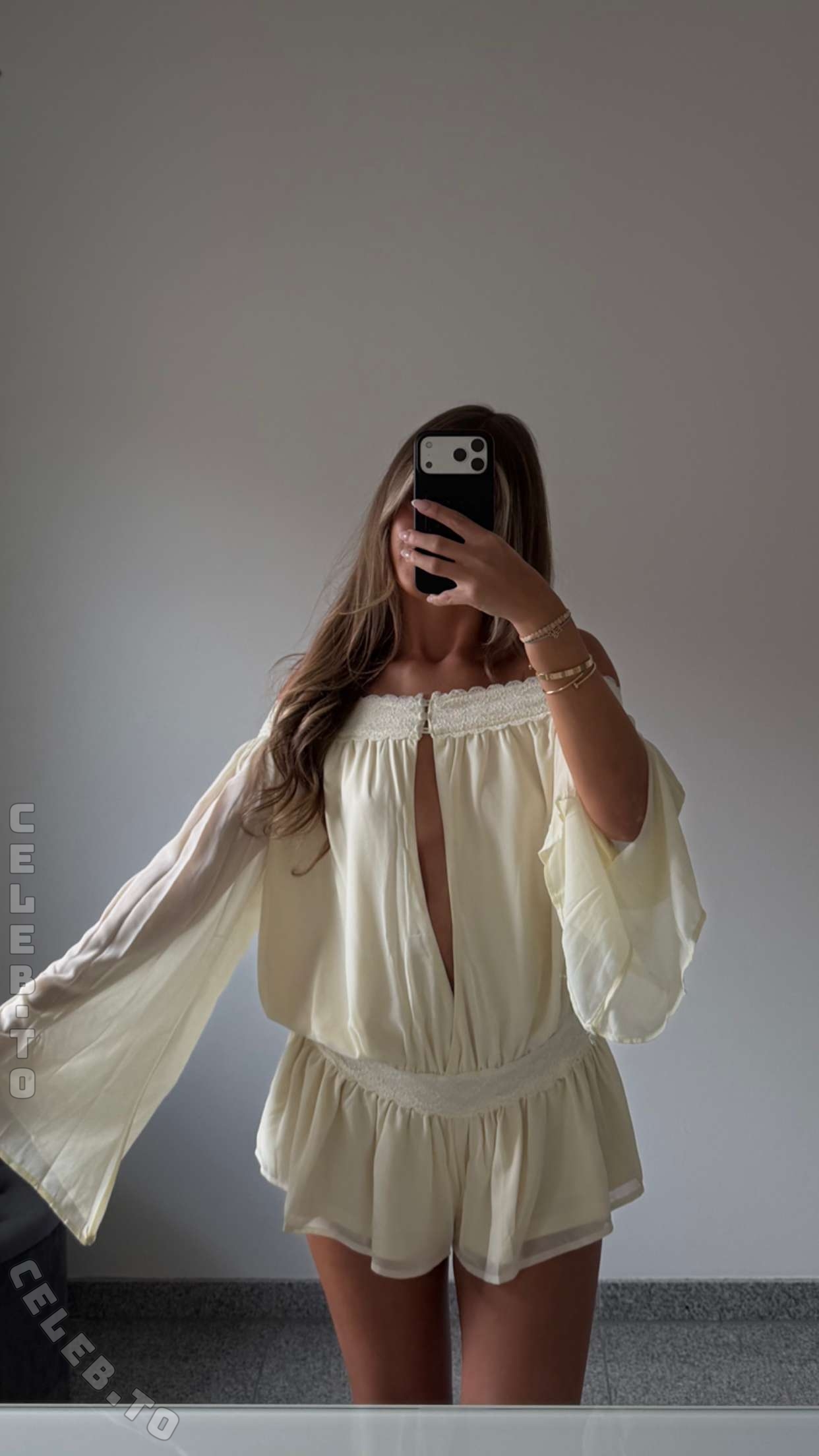Sydney Ramolla nude photo 2