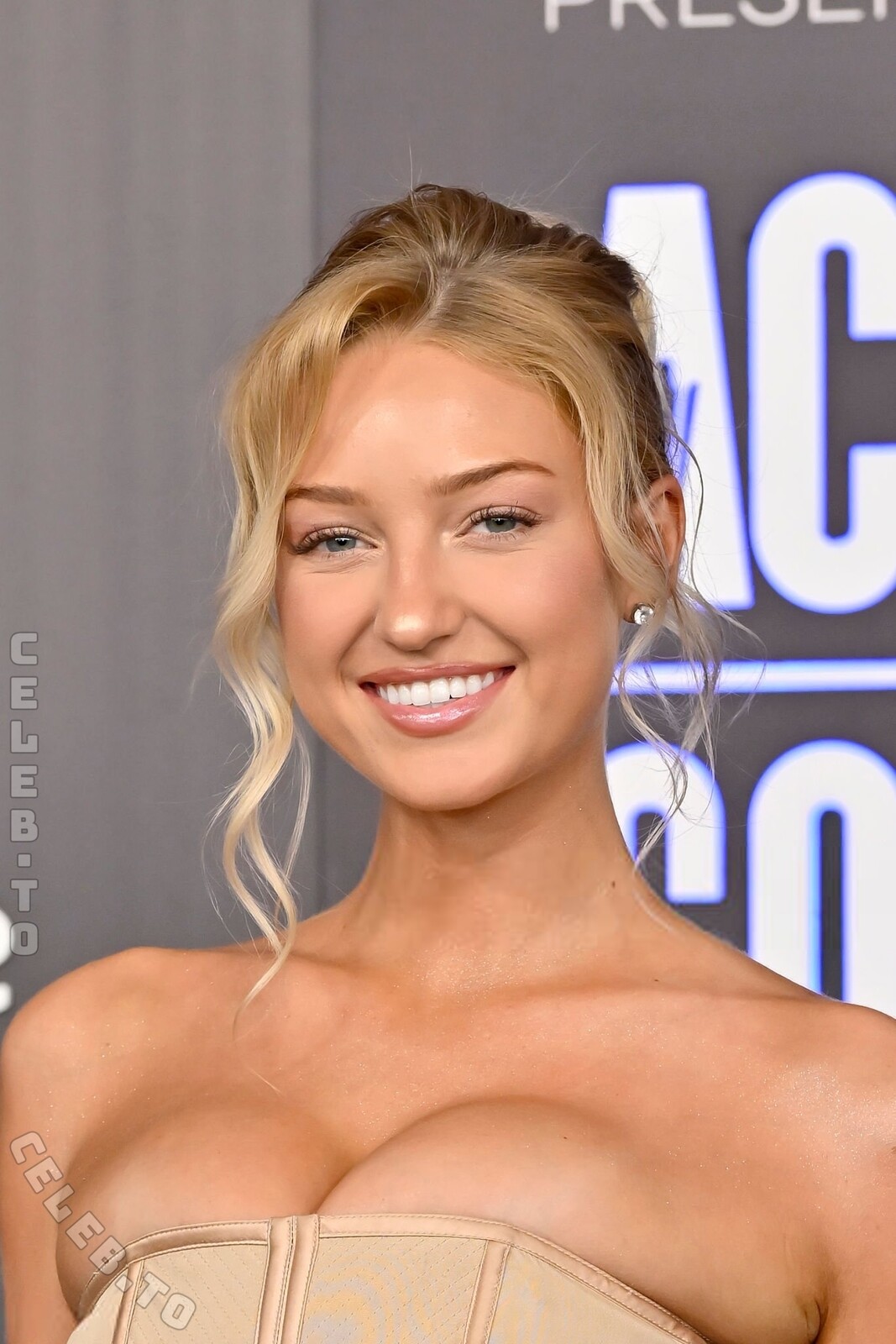Sydney Thomas nude photo 14