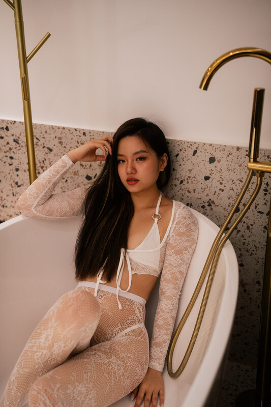 Sze Yin nude photo 2