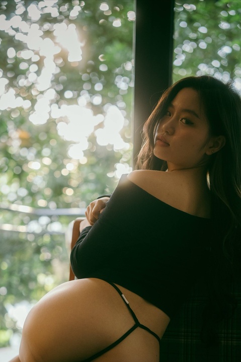 Sze Yin nude photo 3