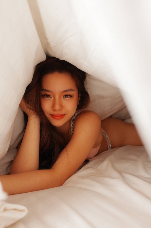 Sze Yin nude photo 9