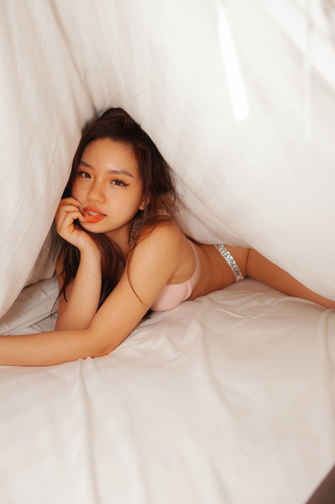 Sze Yin nude photo 12