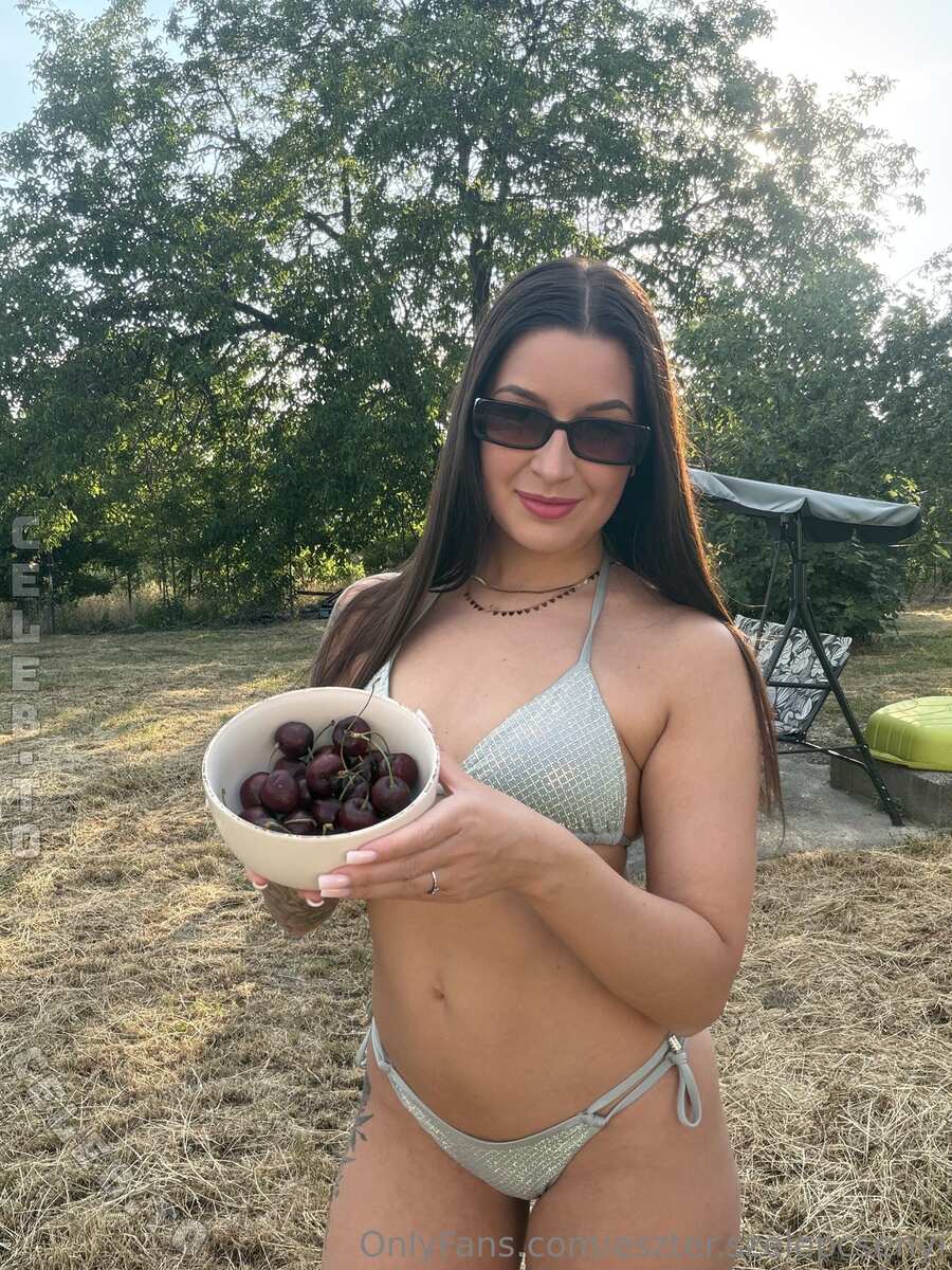 Szelepcsenyi Eszter nude photo 1