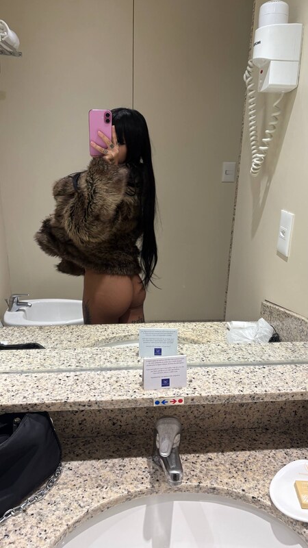 Tainá nude photo 7
