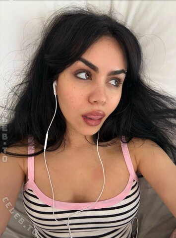 Tarayummy nude photo 4