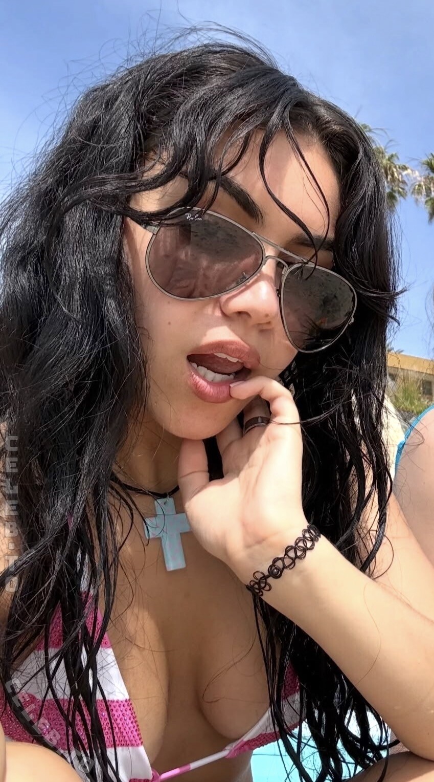 Tarayummy nude photo 2