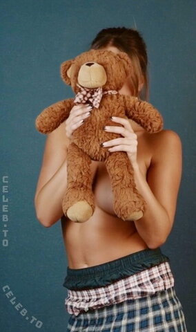 Tate McRae nude photo 42