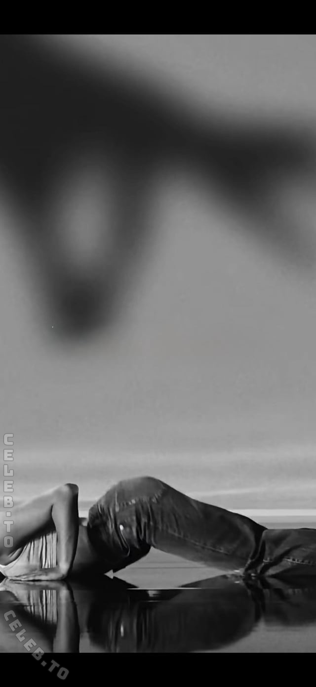 Tate McRae nude photo 5