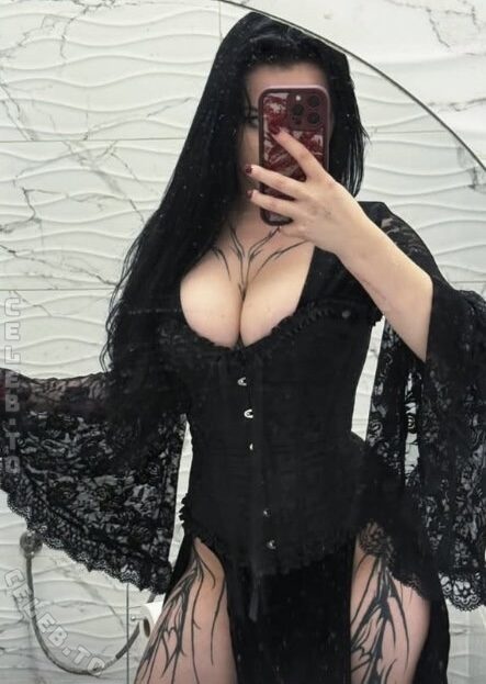 Tattedgirllia nude photo 1