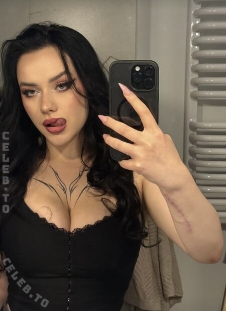 Tattedgirllia nude photo 2