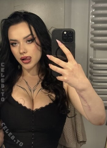 Tattedgirllia nude photo 3