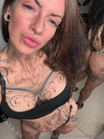 Tattooedselene nude photo 33