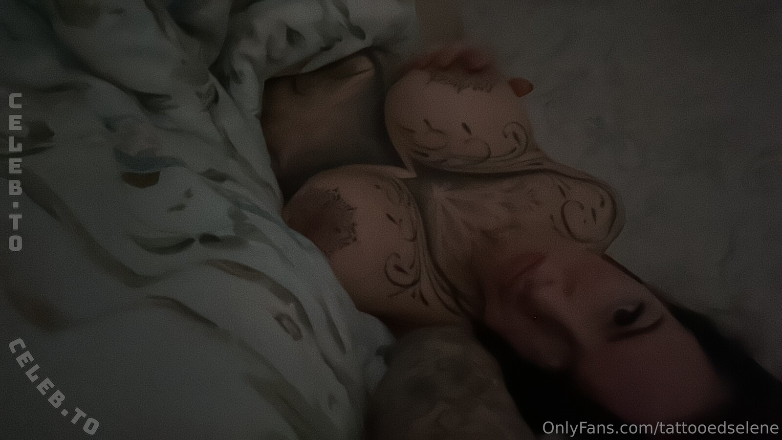 Tattooedselene nude photo 7