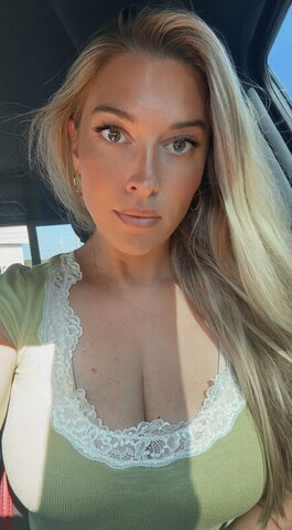 Taylor Mathis nude photo 1