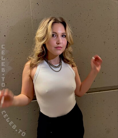 Taylor Tomlinson nude photo 6