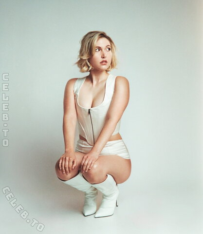 Taylor Tomlinson nude photo 8