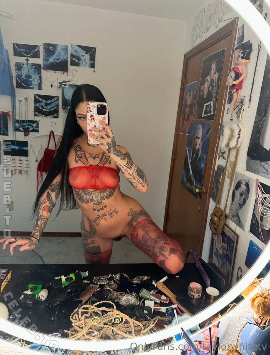 Taylor White nude photo 2