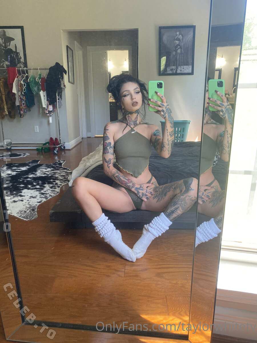 Taylor White nude photo 3