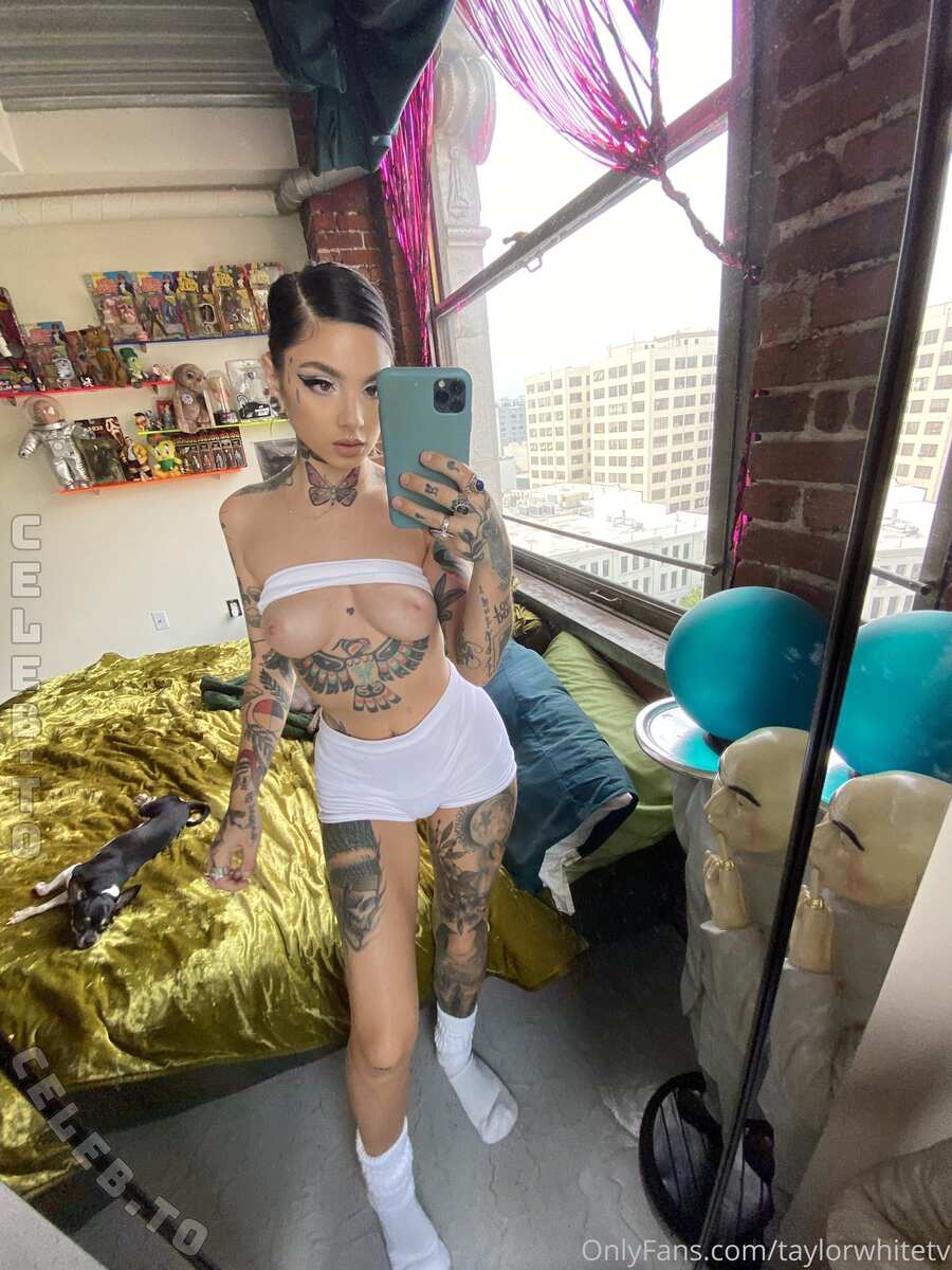 Taylor White nude photo 3