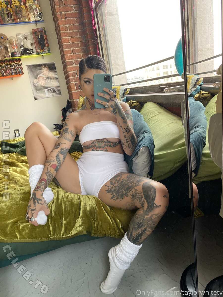 Taylor White nude photo 4