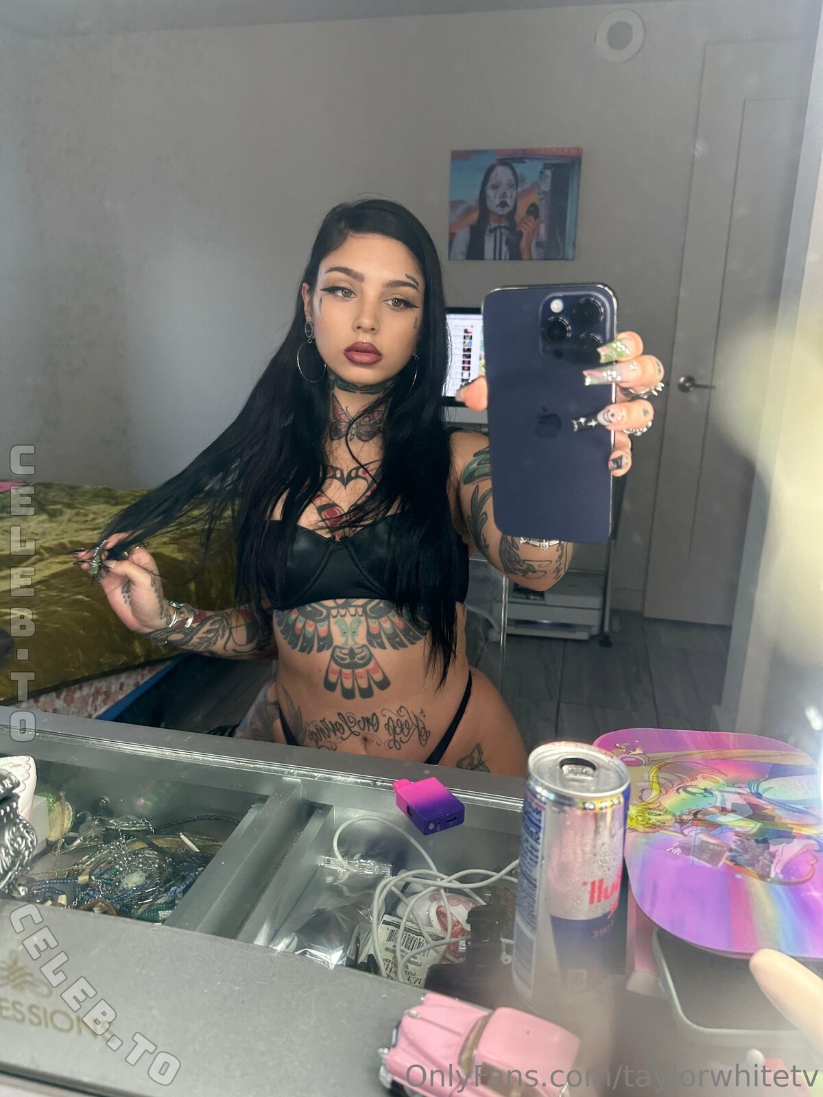 Taylor White nude photo 2