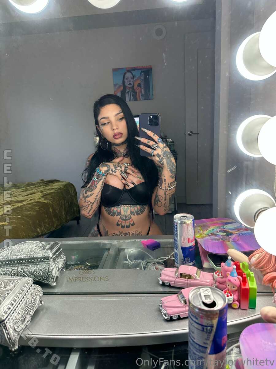 Taylor White nude photo 3