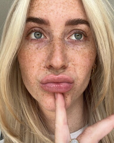 Tessadett nude photo 5