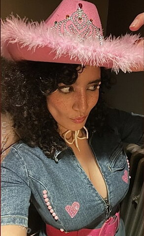 Tessniem Kadiri – Beautiful moderator with Moroccan roots