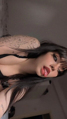 theakaleina Hot (5 photos)