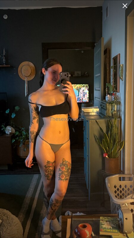 Thesexyvegan nude photo 1