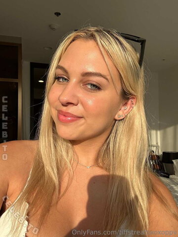 tiffstreatsxoxo Hot (1 photo)