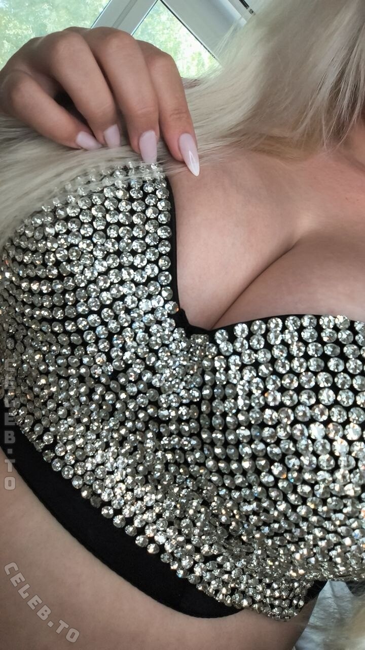Tina Typicaltinaa nude photo 4