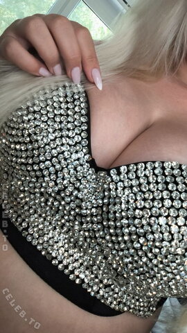 Tina Typicaltinaa nude photo 1