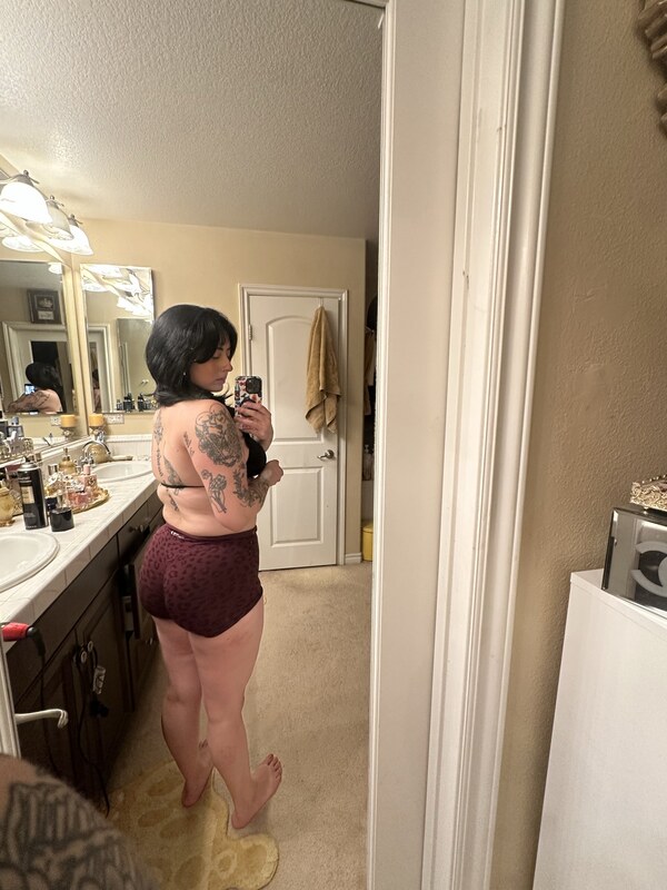 tooturnthailey nude photo 1