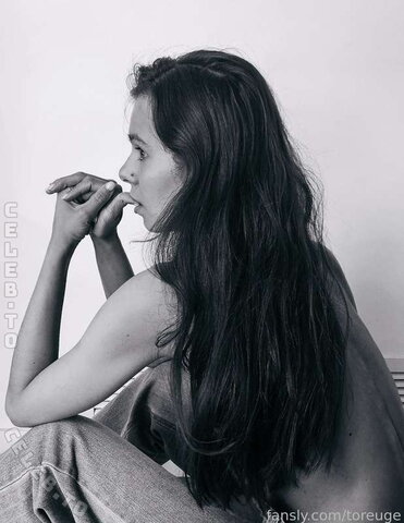 Toreuge nude photo 10