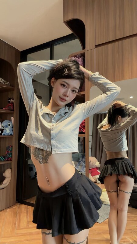 Tr nude photo 1