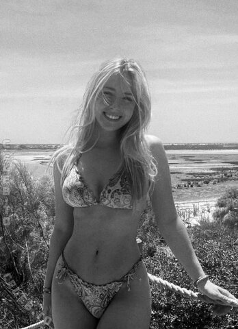 Trixsieaus nude photo 3
