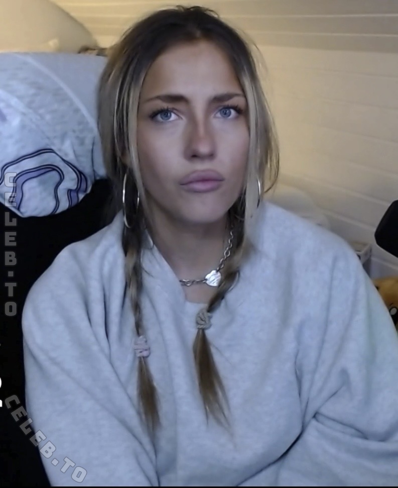 Trixsieaus nude photo 2