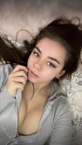 Trixxybae nude photo 9
