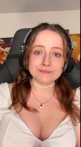 Twostonelol – Here again huge cleavage 🍒