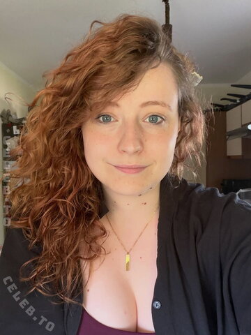 Twostonelol – Hopefully she will soon make more revealing pictures, her boobs are definitely amazing! 😍🍒
