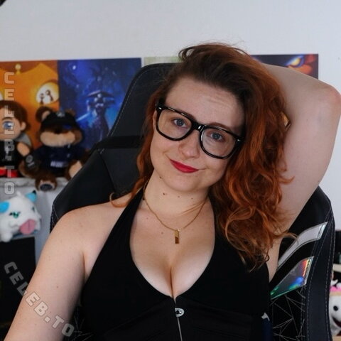 Twostonelol nude photo 2