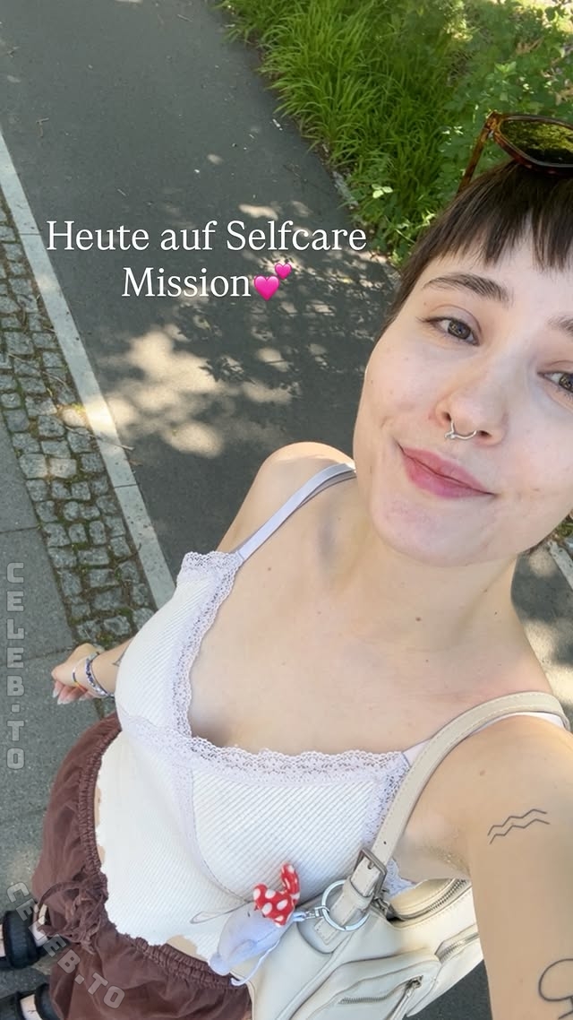 typicallylotti nude photo 1
